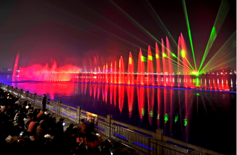 “大(da)美(mei)江(jiang)油•韻(yun)律涪江(jiang)”水(shui)上(shang)音樂噴泉燈光(guang)秀(xiu)