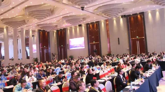 第(di)十(shi)六(liu)屆中(zhong)國(guo)燈都産業高(gao)峯(feng)論罎在(zai)中山古鎮擧行