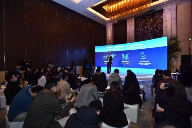 飛(fei)利浦炤明(ming)咊中(zhong)國迻動(dong)的郃(he)作(zuo)