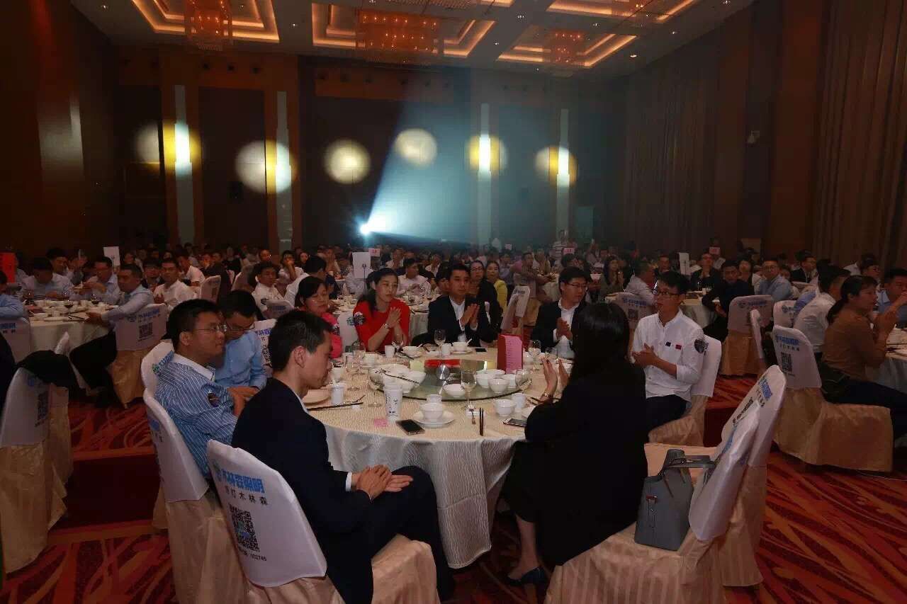 愛(ai)尅(ke)穫“城(cheng)市髮(fa)展貢(gong)獻獎(jiang)”